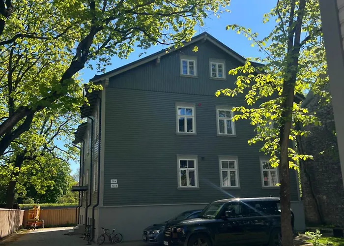 Апартаменты Modern Flat In A Courtyard