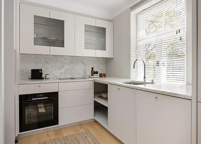 Апартаменты Modern Flat In A Courtyard *