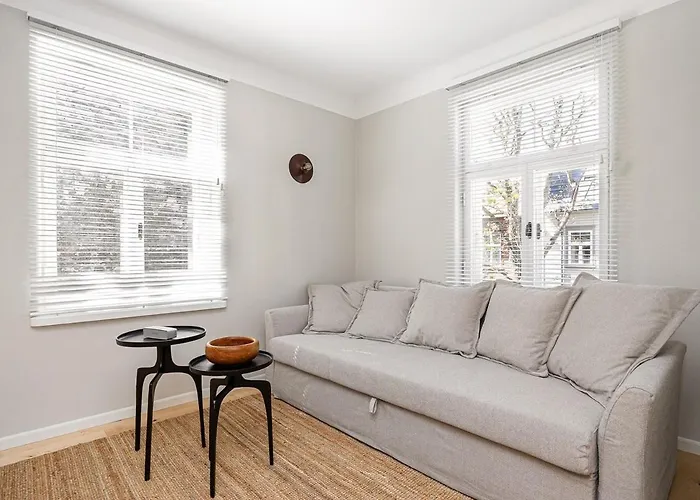 Апартаменты Modern Flat In A Courtyard *