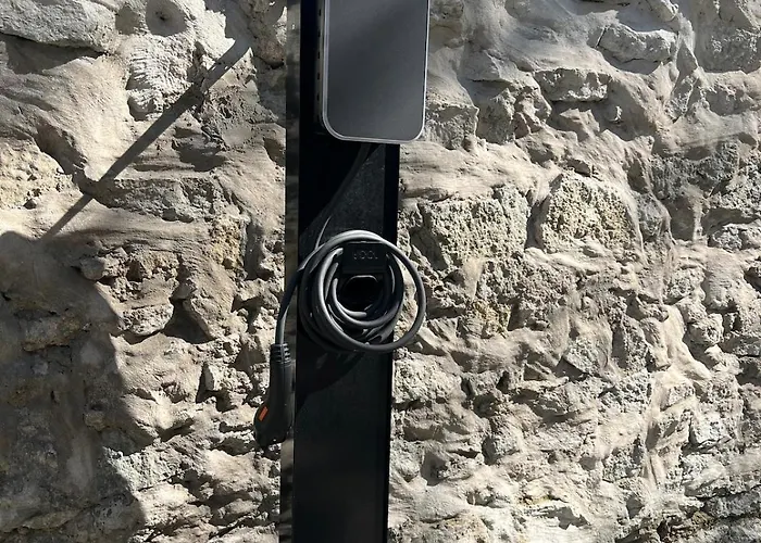 Modern Flat In A Courtyard