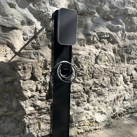 Modern Flat In A Courtyard