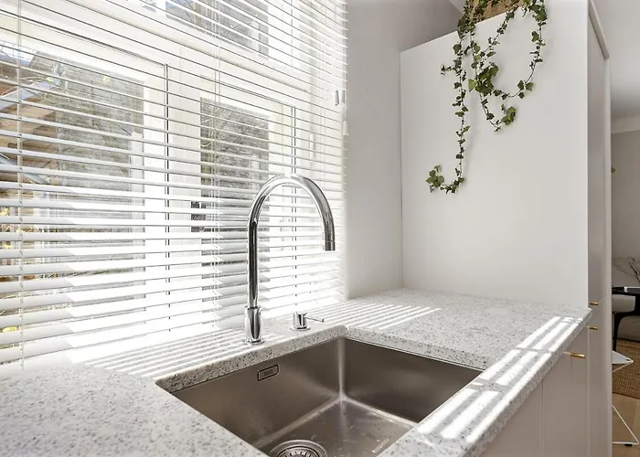 Modern Flat In A Courtyard *